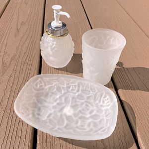 VINTAGE IRVING W RICE & CO 3 PC VANITY BATH SET PRESSED GLASS LALIQUE STYLE NWTS